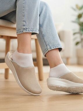 NWT Fly Flot Italian Mesh Slip-On Mule Shoes Beige Size 39 (8-8.5)